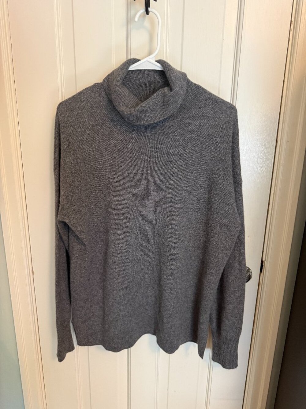 Halogen Women’s Gray 100% Cashmere Turtleneck Sweater Size Large Soft Fuzzy Pull